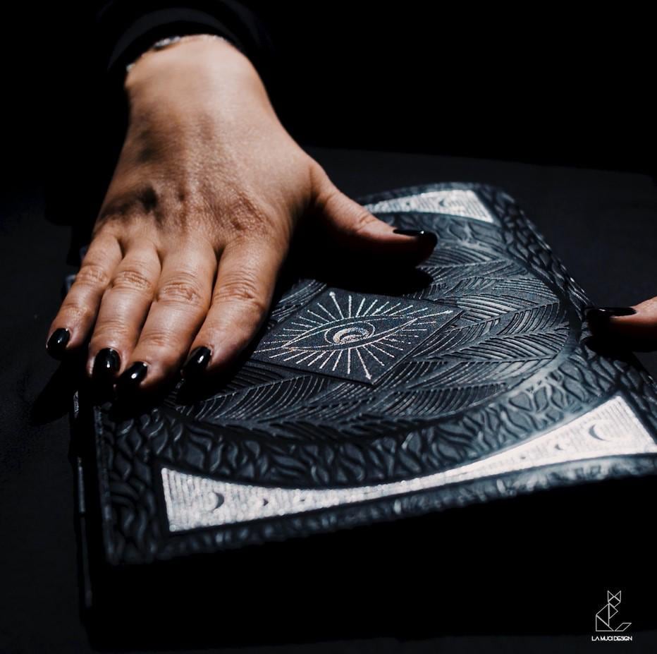 Halloween tarot gift set with shadow work tarot deck, skull altar cloth and velvet tarot bag, photo 8